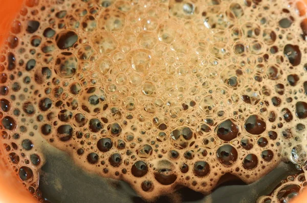 Caffè caldo nero con bolla galleggiante in tazza — Foto Stock