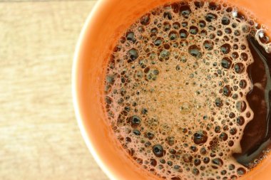  Bardakta yüzen köpüklü sade kahve