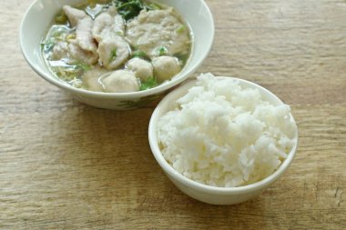  Kaynamış domuz eti ve top, kase üzerinde berrak çorba sade pirinç ye.