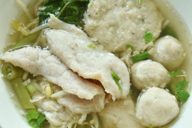  Kaynamış domuz eti ve top, kase üzerinde berrak çorba.