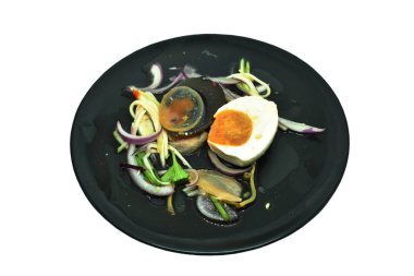 Kaynamış tuzlu ve siyah yumurta yarısı dilimlenmiş zencefilli salata tabağında