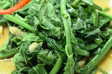  Soya fasulyesi ezmeli kızarmış chayote ve acı biber.