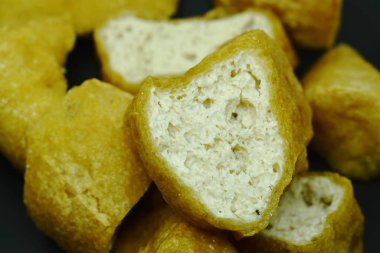  Kızarmış soya peyniri ve tatlı fasulye sosu.