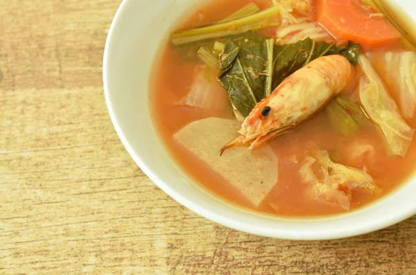 Варений змішаний овочевий верхівка креветок Тайський гострий суп на миску. — стокове фото