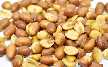  Beyaz arka planda kırmızı kabuklu tuzlu fıstık.