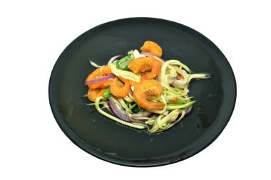 Baharatlı, kurutulmuş karides ve tabakta mango salatası.