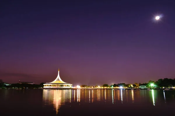 Museo Rajamangalal en Suan Luang Rama IX luz de decoración del parque público en el festival de flores en la noche —  Fotos de Stock