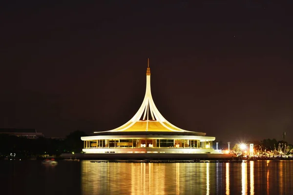 Museo Rajamangalal en Suan Luang Rama IX luz de decoración del parque público en el festival de flores en la noche — Foto de Stock