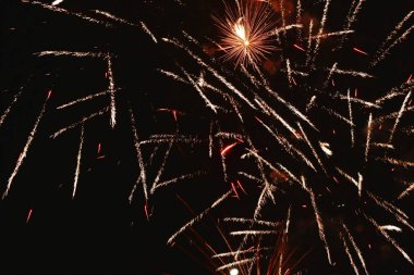  Gece karanlığında havai fişekler patlar