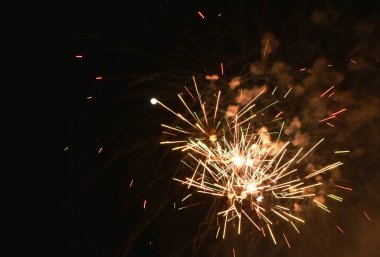  Gece karanlığında havai fişekler patlar