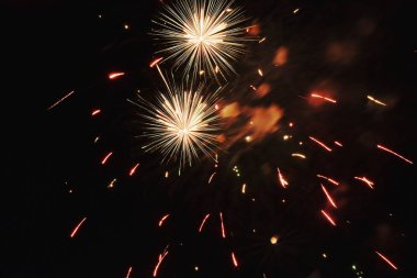 Gece karanlığında havai fişekler patlar