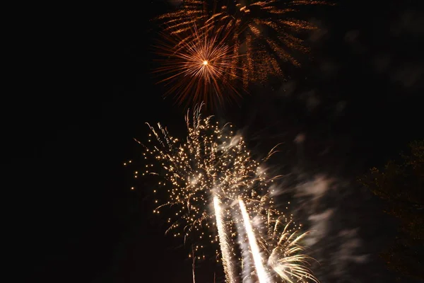 Feux d'artifice explosif sur le ciel sombre dans la nuit — Photo