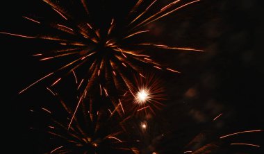  Gece karanlığında havai fişekler patlar