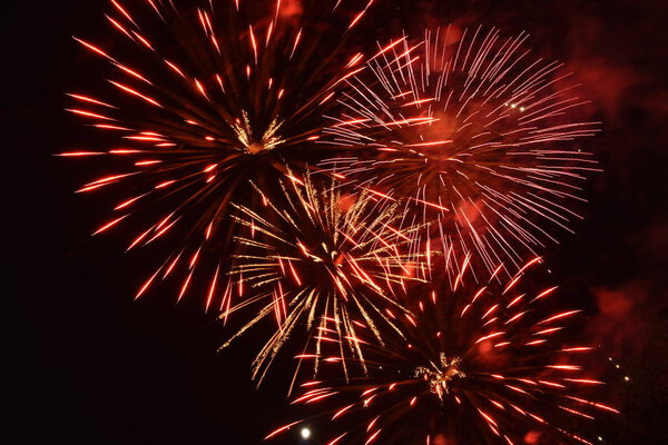  фейерверки взрываются на темном небе ночью