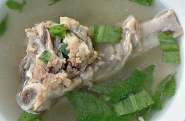 Kaynamış domuz kemiği ve temiz çorba.