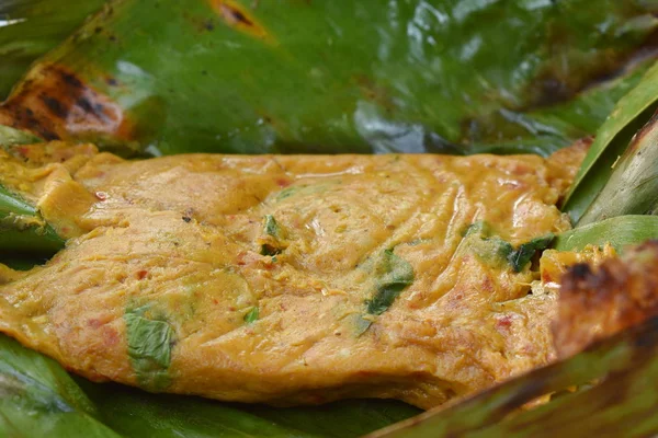 Grillezett curry hal és banánlevélbe csomagolt tojástarisznyarák — Stock Fotó