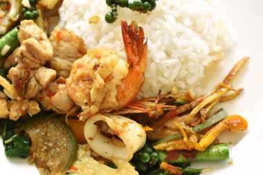  Baharatlı kızarmış deniz ürünleri ve acılı pilav.