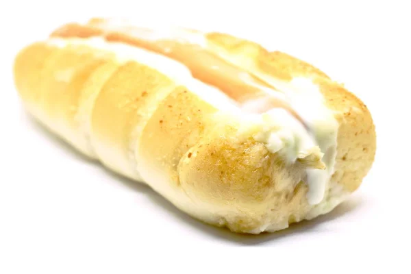 Hot dog kiełbasa faszerowana sosem majonezowym na białym tle — Zdjęcie stockowe