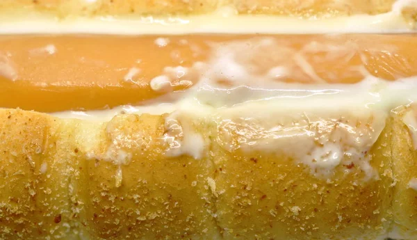 Hot dog töltött sertés kolbász öntet majonéz mártás textúra és a háttér — Stock Fotó