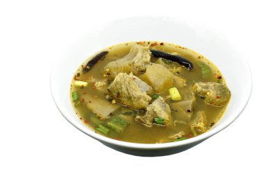 Demirhindi ve Tayland bitkisi çorbasıyla sıcak ve baharatlı biftek. 