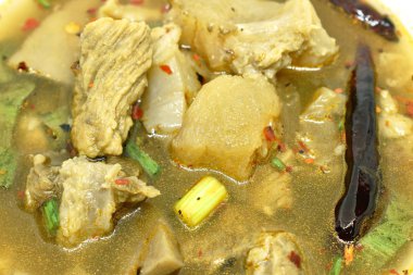  Demirhindi ve Tayland bitkisi çorbasıyla sıcak ve baharatlı biftek. 