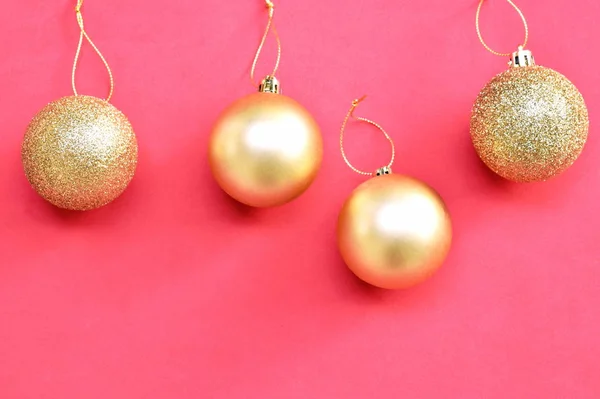 Boule d'or pour la décoration à Noël et le festival de la nouvelle année en fond rouge — Photo