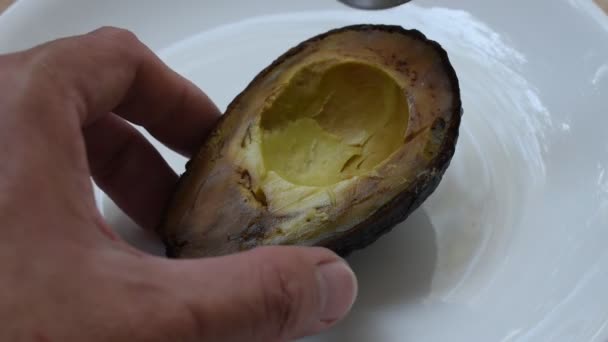 Avokado Tabağı Yarıya Kesiyor Gümüş Kaşıkla Yemek Yiyor — Stok video