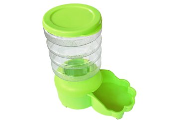 Beyaz arka planda köpek ve kedi için yeşil otomatik evcil hayvan besleyicisi