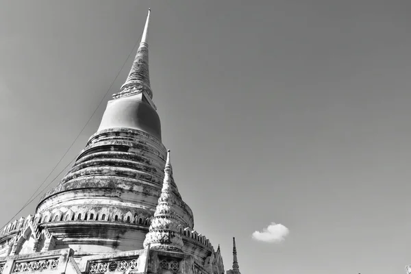 Phra Samut Chedi sainte pagode antique avec robe rouge sur la Thaïlande dans un ton monochrome — Photo