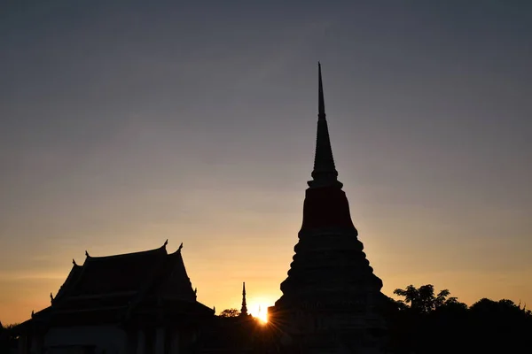 Silhouette Phra Samut Chedi sainte ancienne pagode en Thaïlande — Photo
