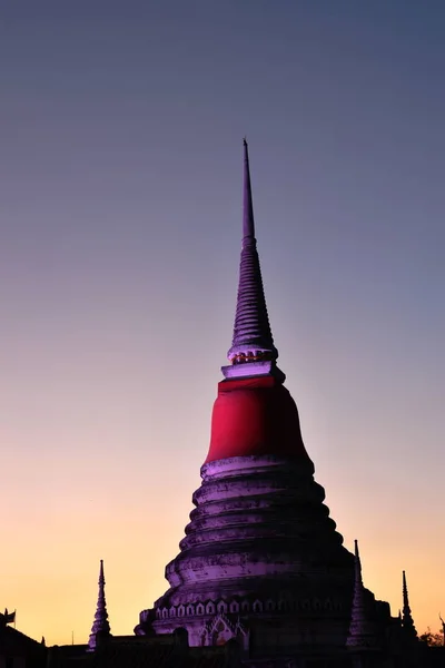 Phra Samut Chedi sainte pagode antique avec robe rouge sur le ciel crépusculaire en Thaïlande — Photo