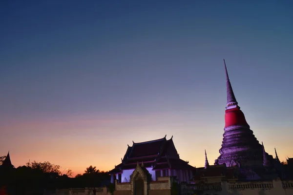 Phra Samut Chedi santa pagoda antigua con túnica roja en el cielo crepuscular en Tailandia —  Fotos de Stock
