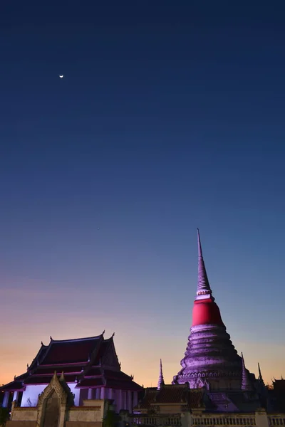 Phra Samut Chedi santa pagoda antigua con túnica roja en el cielo crepuscular en Tailandia — Foto de Stock