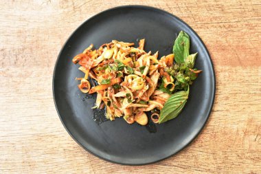  Muz çiçekli baharatlı tavuk eti ve tabakta mango salatası.