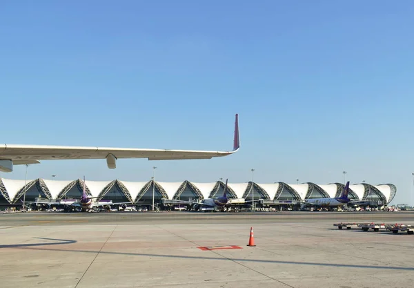 Křídlo na komerční letadlo parkoviště na letišti Suvarnabhumi — Stock fotografie