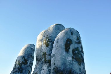  Ba Na tepelerinde köprüyü tutan dev eller veya Vietnam 'da eşsiz bir dönüm noktası. 