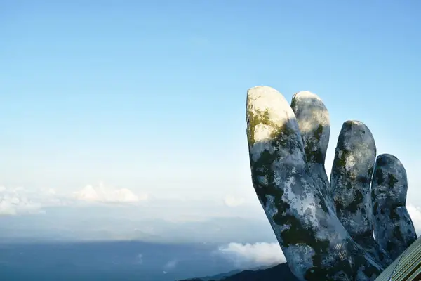 Mãos gigantes segurando ponte ou ponte dourada em colinas Ba Na marco único no Vietnã — Fotografia de Stock