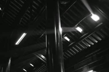 Vietnam 'daki Thien Mu Tapınağı' nın penceresinden geçen güneş ışığı.