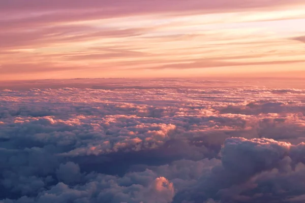 Paysage de nuages flottant sur le ciel à travers le plan de fenêtre au coucher du soleil — Photo