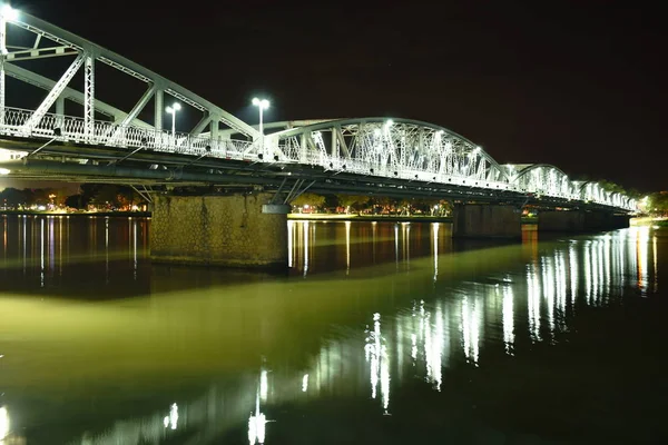 Bridge cross river and reflection light bulb on night in Vietnam — 스톡 사진