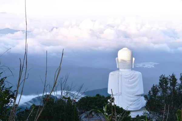Большой белый Будда на горе на холмах Ба На ориентир во Вьетнаме — стоковое фото