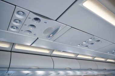  çatı üst ve ticari uçak kabinde lamba
