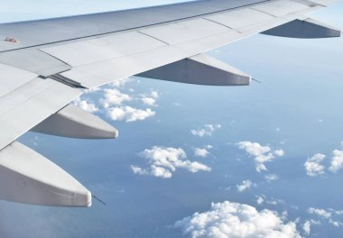  Pencere çerçevesinden gökyüzünde süzülen kanat ve bulut