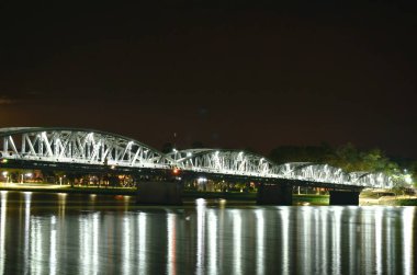  Köprü nehri ve yansıma ampulü Vietnam 'da bir gecede