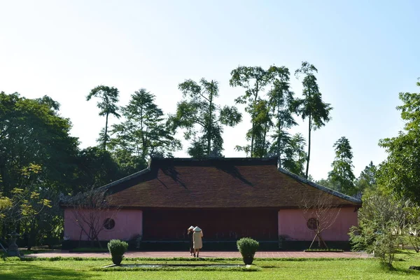 Paisaje de Thien Mu antiguo templo budista en Vietnam — Foto de Stock