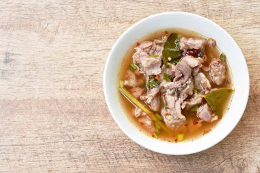  Demirhindi ve Tayland otlu çorba kaseli sıcak ve baharatlı domuz göbeği. 