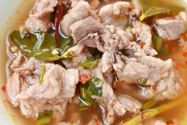 Гарячий і пряний свинячий живіт з тамариндом і тайські трави суп на миску — стокове фото