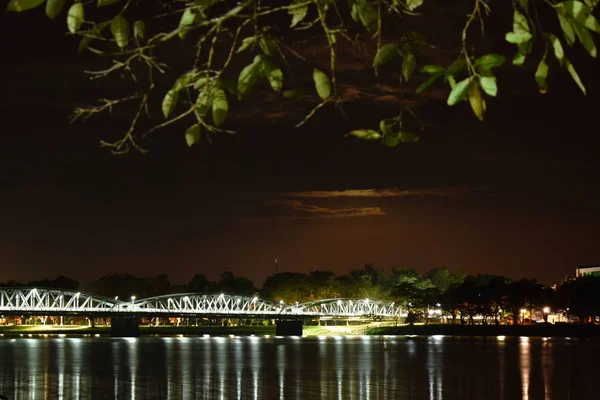 Ponte cruzar rio e lâmpada de reflexão na noite no Vietnã — Fotografia de Stock