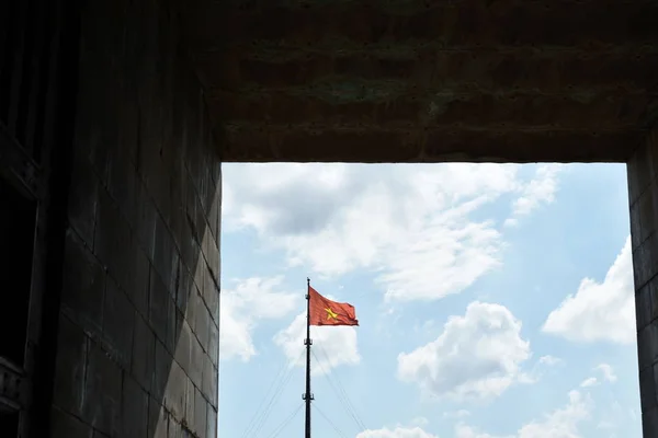 Bandiera vietnamita sul palo del palazzo Dai Noi in Vietnam — Foto Stock