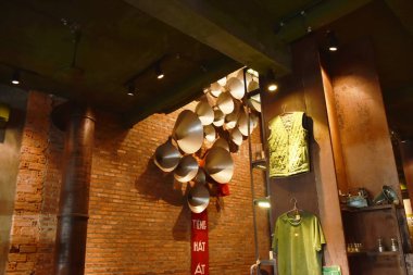  Congcaphe kafe benzersiz bir kafe. Vietnamlı asker üniformaları gibi çalışan kostümleri.